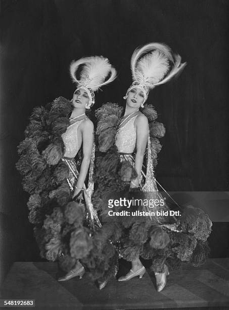 The Dolly Sisters , vaudeville performers, with headdress and feather boa - 1930 - Photographer: James E. Abbe - Vintage property of ullstein bild