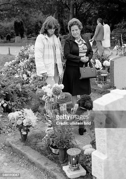 People, death, mourning, churchyard, young girl and older woman stand at a tomb, flowers, aged 16 to 18 years, aged 60 to 70 years, Birgit, Frieda -
