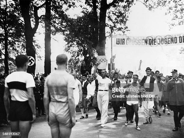 Olympische Spiele 1936 in Berlin - erster, von Carl Diem initiierter Staffellauf, mit dem das Olympische Feuer vom heiligen Hain in Olympia zum...