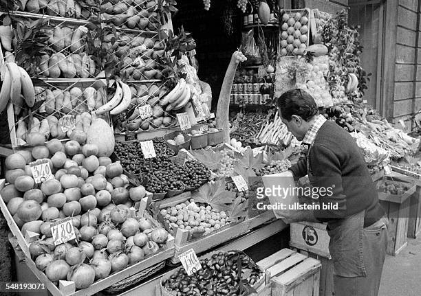 People, weekly market, market stall with fruit and vegetables, salesman, marketer, aged 40 to 50 years, Italy, Lombardy, Milan -