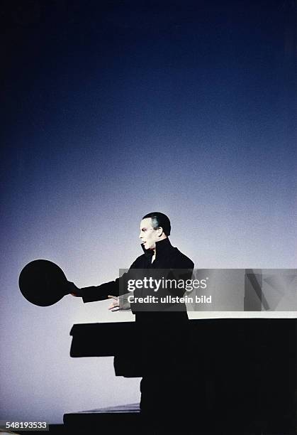 Wilson, Robert *- Avant-garde stage director and playwright, USA role portrait, as "Hamlet" in the Hebbel Theater, Berlin - for use please contact...