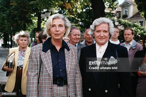 Herzog, Christiane *-+ Gattin von Bundespraesident Roman Herzog - mit Ingrid Stolpe , Ehefrau des brandenburgischen Ministerpraesidenten Manfred...