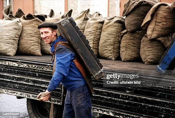 Kohlenträger trägt Briketts - 1996