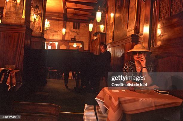 Grand Hotel Europa: Dame im hoteleigenen Cafehaus - 1999