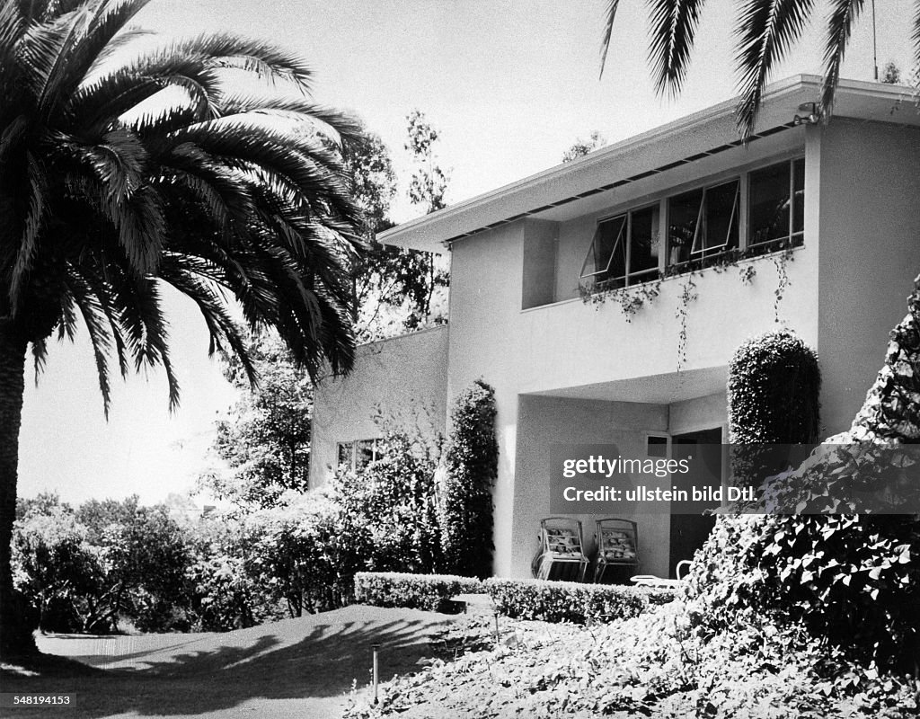 <english> Mann, Thomas - Writer, D  *06.06.1875-12.08.1955+ Nobel Prize laureate 1929  - the house of Katja and Thomas Mann in Pacific Palisades, California - undated, about 1942  Vintage property of ullstein bild