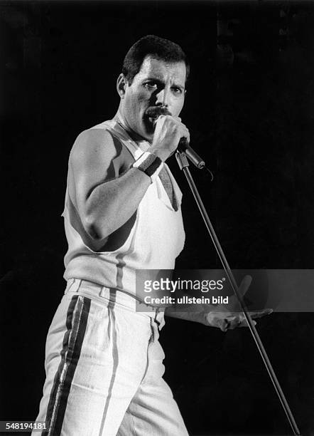 Queen - Rockband, GB - Saenger Freddie Mercury bei einem Konzert im Muengersdorfer Stadion in Koeln