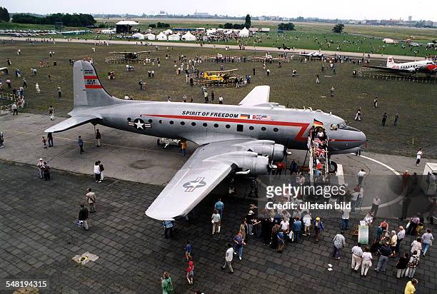 Feier aus Anlass des 50. Jahrestages der Berliner Luftbrücke auf dem Flughafen Berlin - Tempelhof: Eine Transportmaschine C-54 'Spirit of Freedom' -...