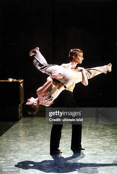 Berliner Theatertreffen: Kulturfabrik Kampnagel Hamburg: 'Nothing hurts' von Falk Richter und Anouk van Dijk Regie: Falk Richter Szene mit Anouk van...
