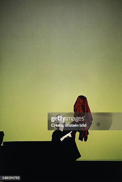 Wilson, Robert *- Theaterregisseur, Theaterautor, Buehnenbildner, USA - Rollenportrait, als "Hamlet" im Hebbel-Theater, Berlin - Maerz 1996...