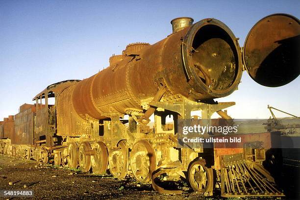 Alte verrostete Lokomotive auf dem "Friedhof der Eisenbahnen" - Januar 2000