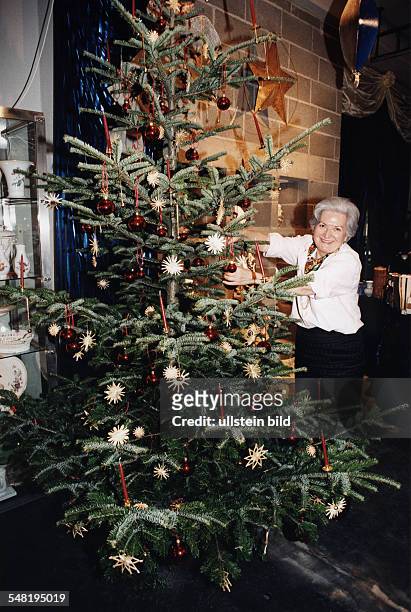 Herzog, Christiane *-+ Gattin von Bundespraesident Roman Herzog - schmueckt einen Weihnachtsbaum