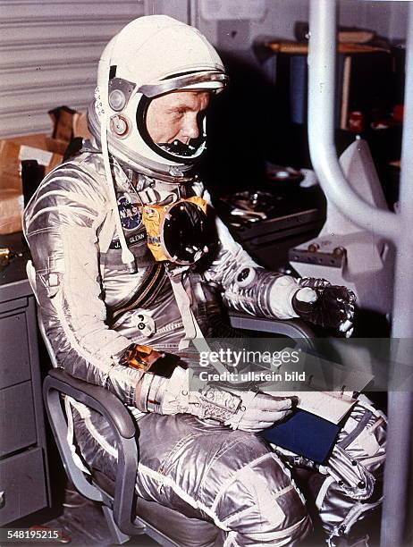 Glenn, John Herschel *- Astronaut, USA Glenn in his space suit during preparations for his space flight 'Mercury 6' ; the launch was postponed