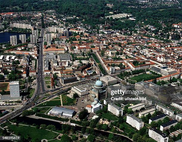 Luftaufnahme der Innenstadt; im Vordergrund die Nikolaikirche; im Hintergrund Schloss und Park Sanssouci - Juli 1997