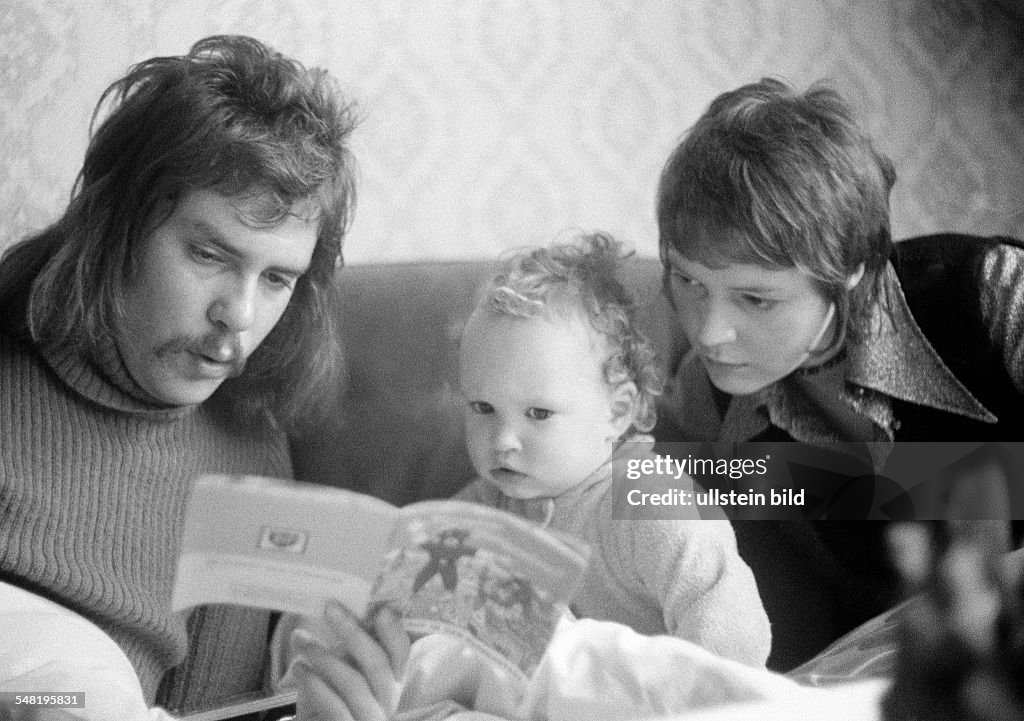 People, young family, parents read from a picture-book to their child, man, aged 20 to 28 years, woman, aged 20 to 25 years, girl, aged 2 to 3 years, Wolfgang, Monika, Christina - 25.12.1973