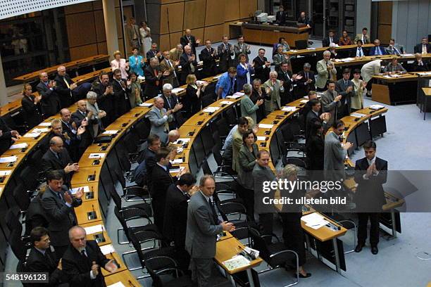 Neuwahl des Regierenden Bürgermeisters und des Senats von Berlin : Applaus der CDU - Abgeordneten für die SPD - Abgeordnete Anneliese Neef, die ihre...