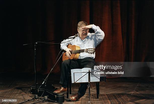 Biermann, Wolf *- Liedermacher, Lyriker, D - Ganzkoerperaufnahme, bei einem Konzert im 'Berliner Ensemble' - Januar 2000