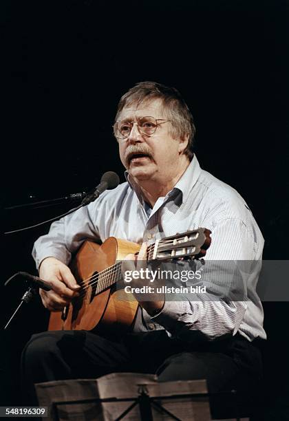 Biermann, Wolf *- Liedermacher, Lyriker, D - Halbportrait, singt bei einem Auftritt im 'Berliner Ensemble' in Berlin - Januar 2000