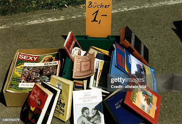 Angebot an alten Büchern und Zeitschriften auf einem Flohmarkt - 1997