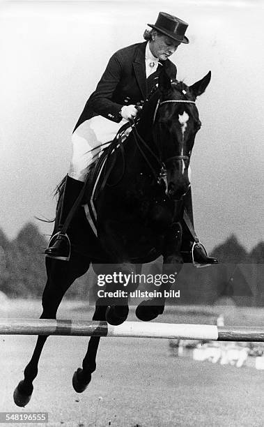 Sportswoman, Entrepreneuse, Germany *27.08..1999+ - German championship in showjumping at the Berliner Reiter-Olympiastadion: Liselott Linsenhoff...