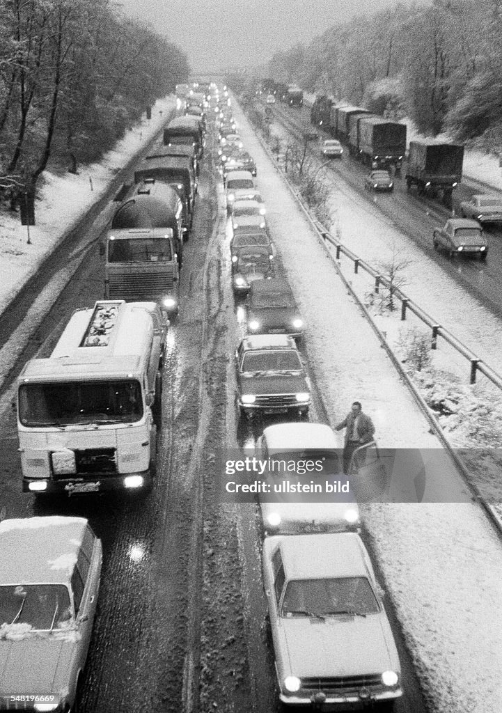 Road traffic, traffic jam on the motorway A2 near Oberhausen, twilight, winter, snow, slush, cars drive on dimmed headlights, D-Oberhausen, D-Oberhausen-Sterkrade, Ruhr area, North Rhine-Westphalia - 28.02.1974