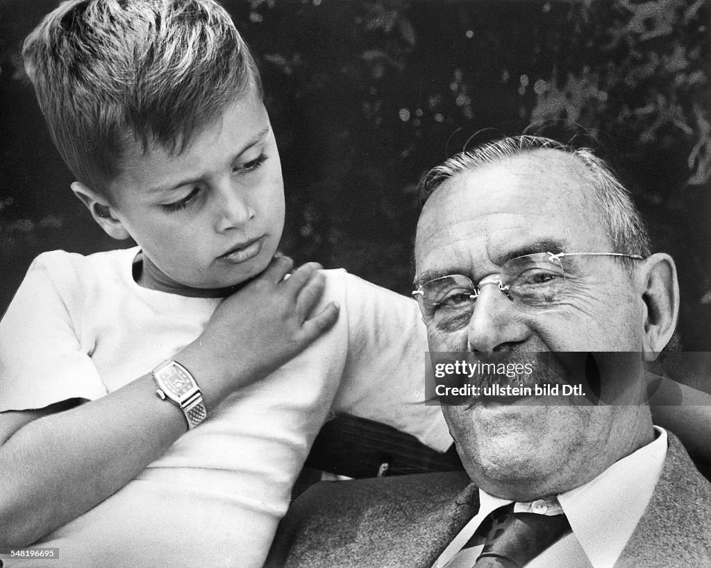 Mann, Thomas - Writer, D *06.06.1875-12.08.1955+ Nobel Prize laureate 1929 - Portrait with his grandchild Frido (Fridolin), the son of Michael and Gret Mann - 1948 Vintage property of ullstein bild