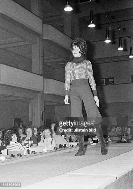 Cultural event 1971 in the Lichthof of the trade school Bottrop, fashion show, Mannequin on the catwalk, aged 20 to 25 years, D-Bottrop, Ruhr area,...