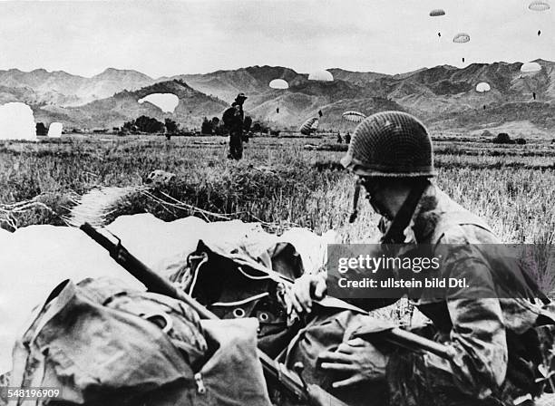 Battle of Dien Bien Phu: Landing of paratroopers of the Foreign Legion near the fortress of Dien Bien Phu