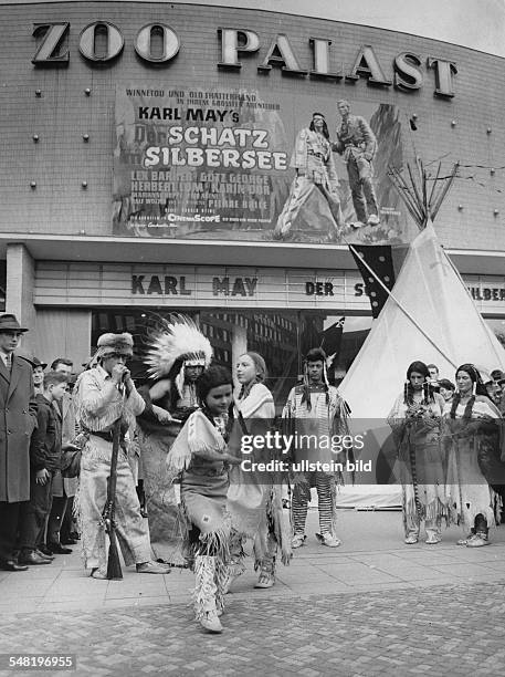 Anlässlich der Filmpremiere von 'Der Schatz im Silbersee' im Berliner Zoo-Palast : Die Berliner ' Sioux und Schwarzhaupt- Indianer' vor dem...