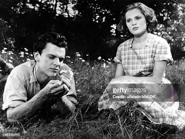 Jacobsson, Ulla - Actress, Sweden - *-+ Scene from the movie 'Hon dansade en sommar'' with Folke Sandquist Directed by: Arne Mattsson Sweden 1951...