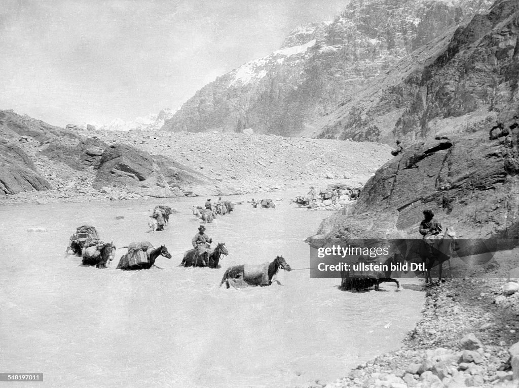 Roosevelt Theodore, sons:  James Simpson Roosevelt Field Museum (hunting)Expedition to Central Asia (Theodore R. jr. and Kermit R.):  Pack animals of the expedition fording the Shyok-River (Pamir) 1925  Wide World Photo