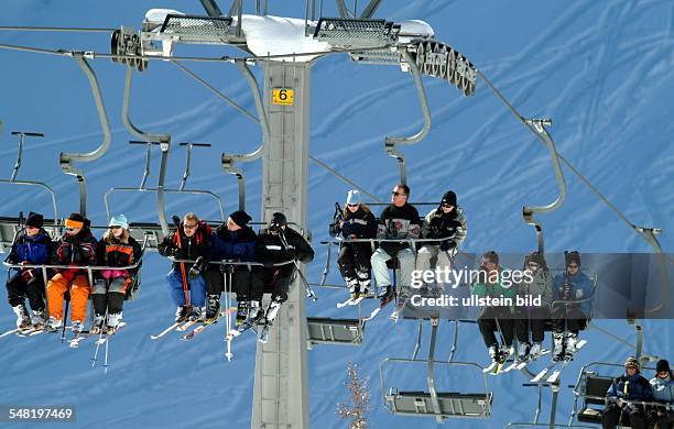 Skifahrer in einem Sessellift i