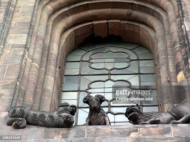 Dom St. Peter , Teilansicht Fabelwesen an einem Fenster - Aussenaufnahme
