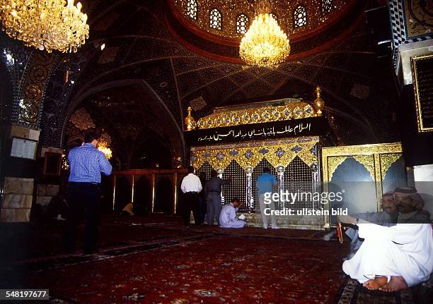 Damaskus / Syrien: Betende Moslems in der Moschee "Saida Zeinab" - 1999