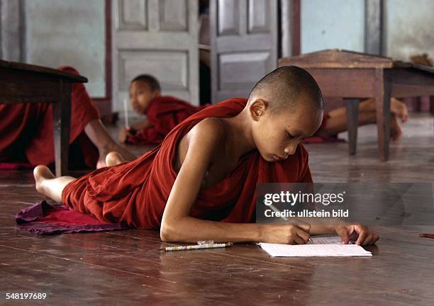 Junger buddhistischer Mönch während des Unterrichts. Rangun, Myanmar - 2002