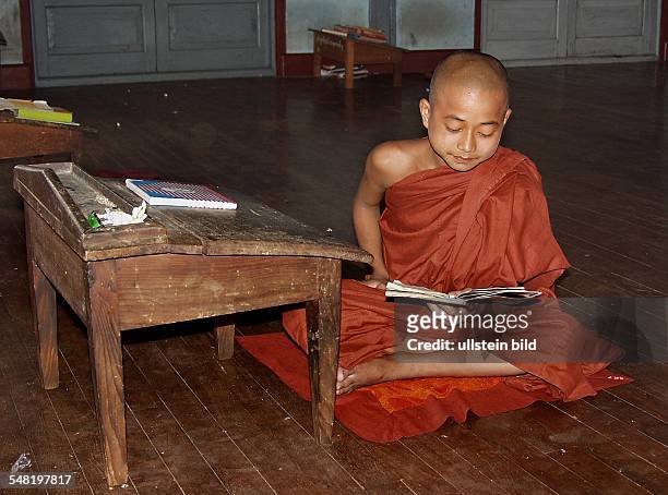 Junger buddhistischer Mönch während des Unterrichts. Rangun, Myanmar - 2002