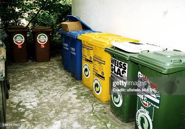 Verschiedenfarbige Mülltonnen für Papier, Verpackungen, Weissglas, Grünglas und zwei Biobehälter - 1994 identisch mit Bildnr. 288781