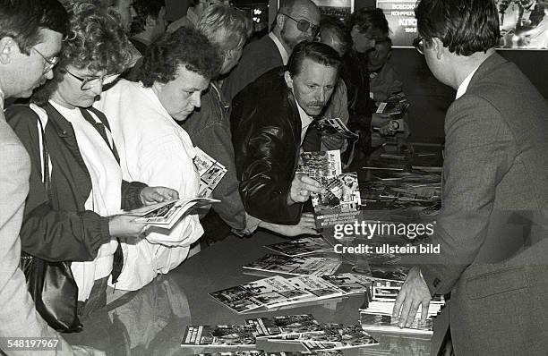 Leipzig DDR, . Der Pavillon der Sowjetunion galt unter Besuchern der Leipzig Herbstmesse als Geheimtipp. Die Russen verteilten 150.000 Broschueren...