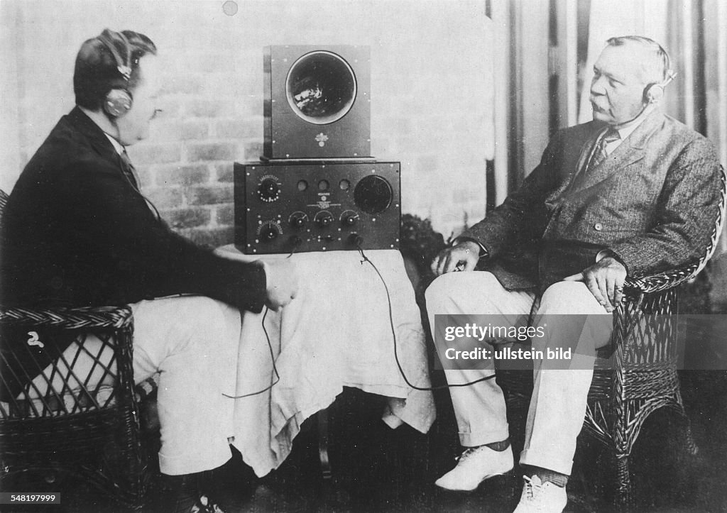 Doyle, Arthur Conan Sir - Doctor, Writer, GB *22.05.1859-07.07.1930+  Portrait giving a radio interview (at right)  - ca. 1925 - Photographer: Walter Gircke  Vintage property of ullstein bild