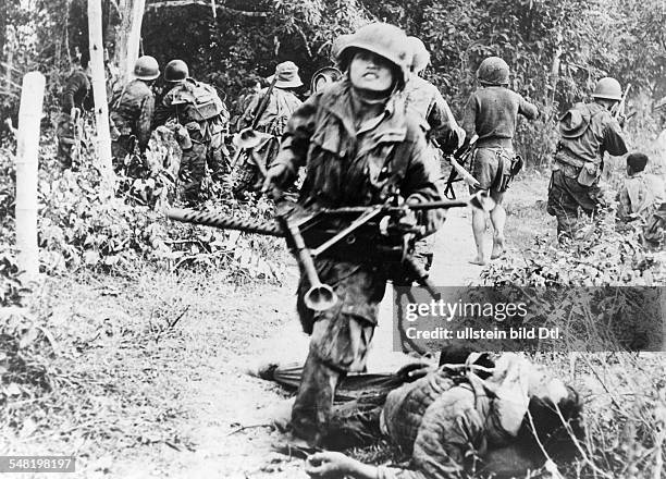 War zone South Vietnam: Vietnamese paratroopers, which have recaptured a machine gun position of the Viet Minh between Faifo and Nhatrang at the...