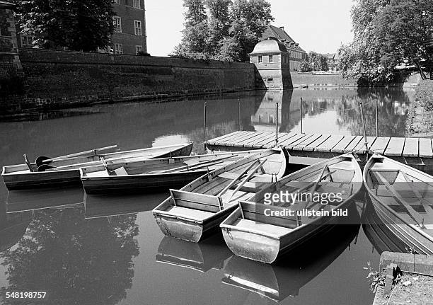 Holidays, tourism, boat bridge and rowing boats, water ditch of the moated castle Ahaus, baroque castle, D-Ahaus, Ahauser Aa, Muensterland, North...