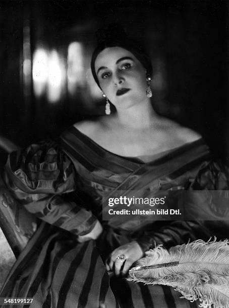 Zinaida Nikolayevna Raikh *21.06./03.07.1894-+ Actress, USSR wife of Vsevolod Meyerhold - portrait in gown with fan - 1928 - Photographer: James E....