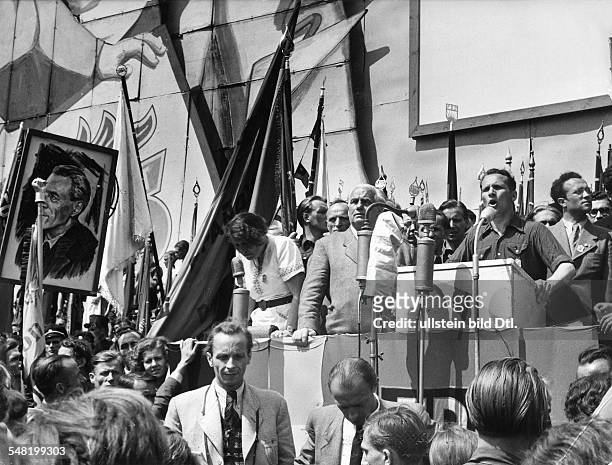 Parlament der FDJ: Erich Honecker, Vorsitzender des Zentralrates der FDJ, spricht während der Eröffnungskundgebung; links daneben Wilhelm Pieck und...