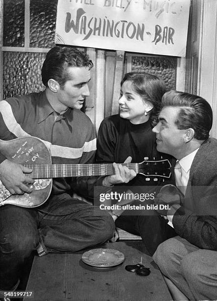 Quinn, Freddy *- Schlagersaenger, Schauspieler, Oesterreich - spielt Gitarre in der "Washington Bar" auf St. Pauli; mit Ingrid Andree und Claus...