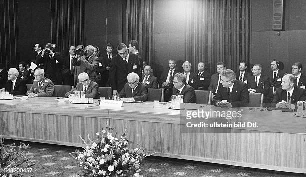 Tagung der Politischen Beratenden Ausschusses der Teilnehmerstaaten des Warschauer Paktes in Berlin: Erich Honecker bei der Unterzeichnung der...