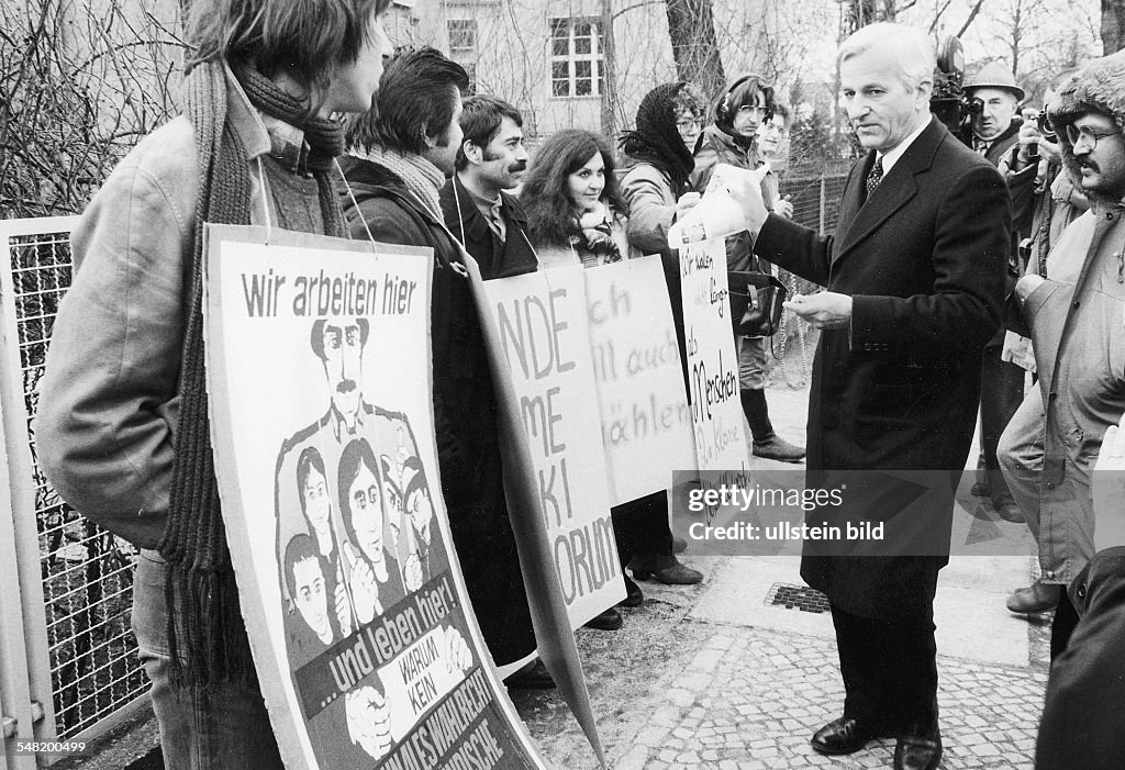 Wahl Bln W 1979 - Vor dem Wahllokal des CDU-Spitzenkandidaten v.Weizsäcker; Protest ausländischer Berliner ohne dt. Pass