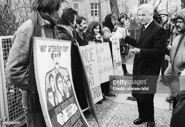 Vor dem Wahllokal des CDU Spitzenkandidaten Richard von Weizsäcker protestieren ausländische Berlinerinnen und Berliner ohne deutschen Paß dagegen,...