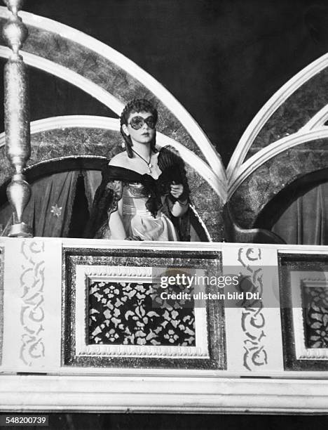 Actress, singer, Sweden *-+ - in the role as Katharina in the movie 'Es war eine rauschende Ballnacht', masked on a balcony - Directed by: Carl...