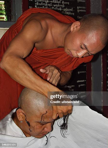 Buddhistischem Mönch wird der Kopf rasiert. Rangun, Myanmar - 2002