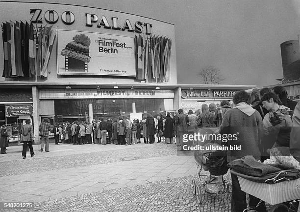 Zoo Palast Berlin Besucherschlange vor dem Filmtheater während der Berlinale - 1978