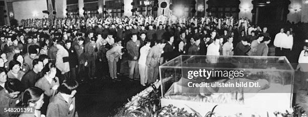 China Beijing : Mao Zedong *26.12.1893-+ Politician, communist, President of the People's Republic of China 1949-1976 Mao's funeral; people paying...